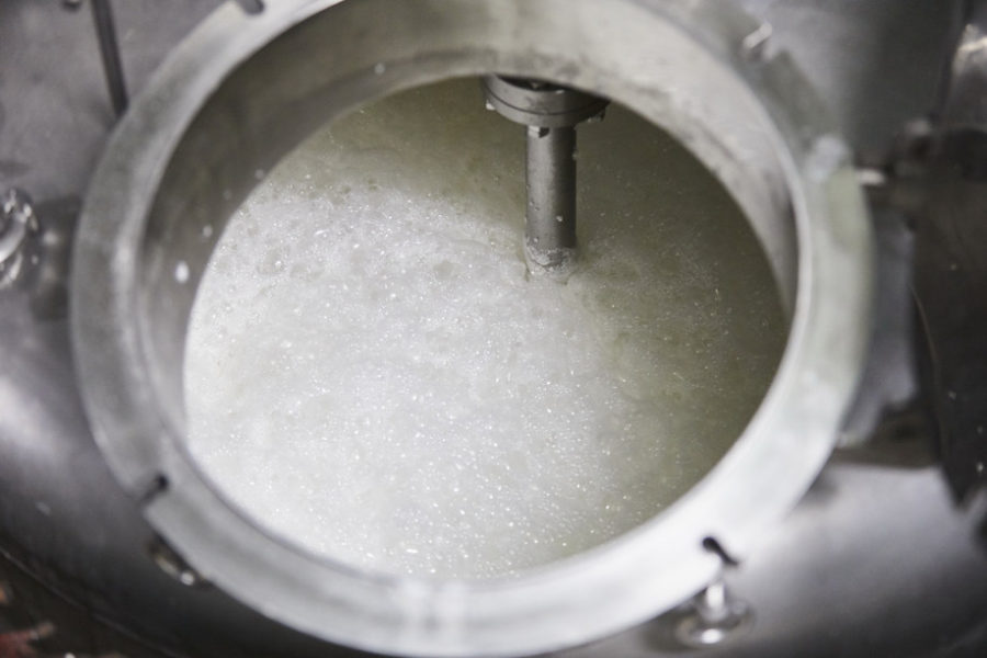 production saké dans une cuve