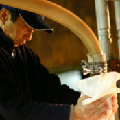 WEWANTSAKE - sakés - producteur AMABUKI - japon - Saga (3) étape fabrication saké homme rempli sac blanc