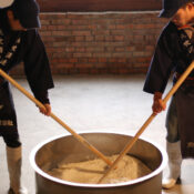 WEWANTSAKE - sakés - producteur AMABUKI - japon - Saga (8) étape fabrication saké hommes remuant cuve