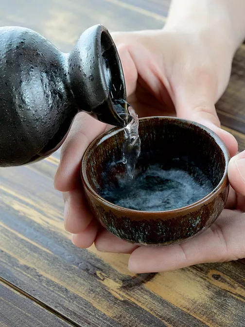 WEWANTSAKE - Sakés - Conservation du Saké (5) saké servi par un tokkuri