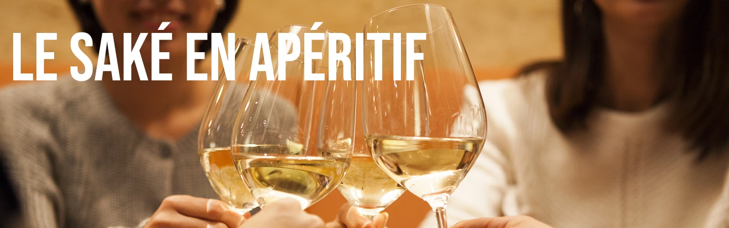 Un choix de saké à déguster en apéritif des personnes qui trinquent des verres à vin remplis avec texte écrit "le saké en apéritif"