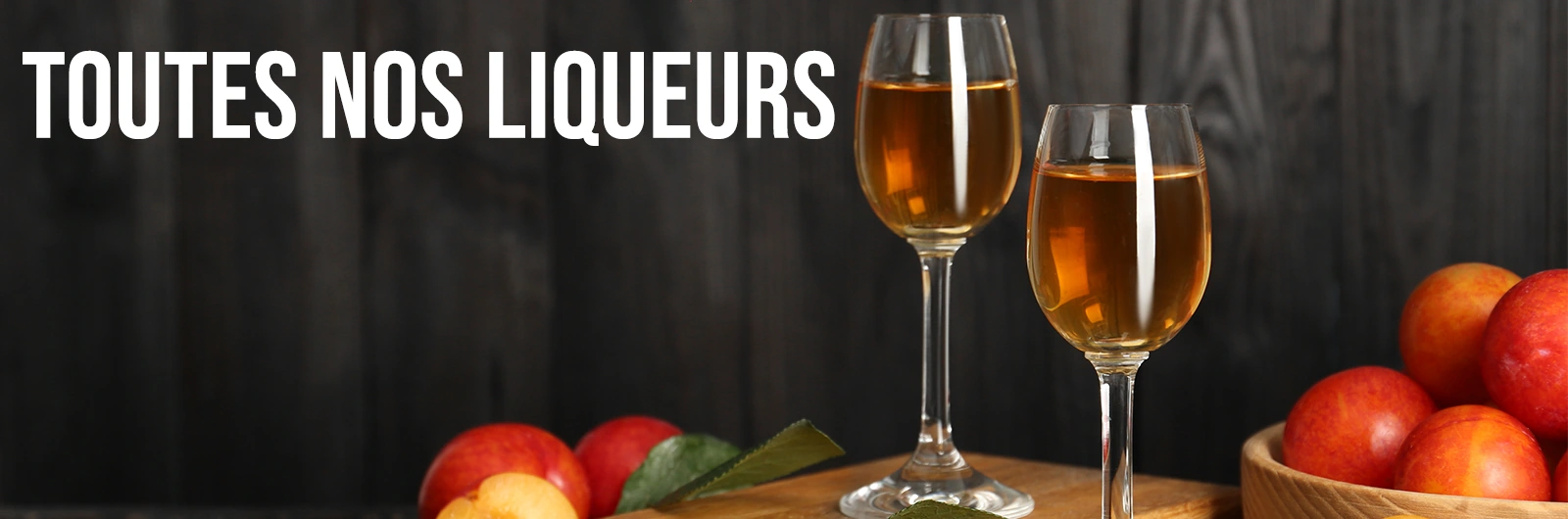 Un choix de liqueurs finement sélectionnées des verres remplis de liqueur, avec écrit "toutes nos liqueurs"