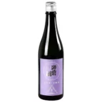 Bouteille de Saké Kijoshu Gozenshu. Bouteille foncée avec une étiquette violette.