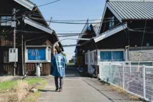 Patron de la maison gochoda qui se balade dans les rues de Saga