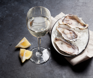 Assiette avec des huîtres et un verre à vin