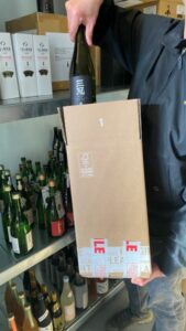 boite en carton avec bouteille de saké