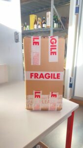 Boîte en carton fermée avec l'étiquette fragile