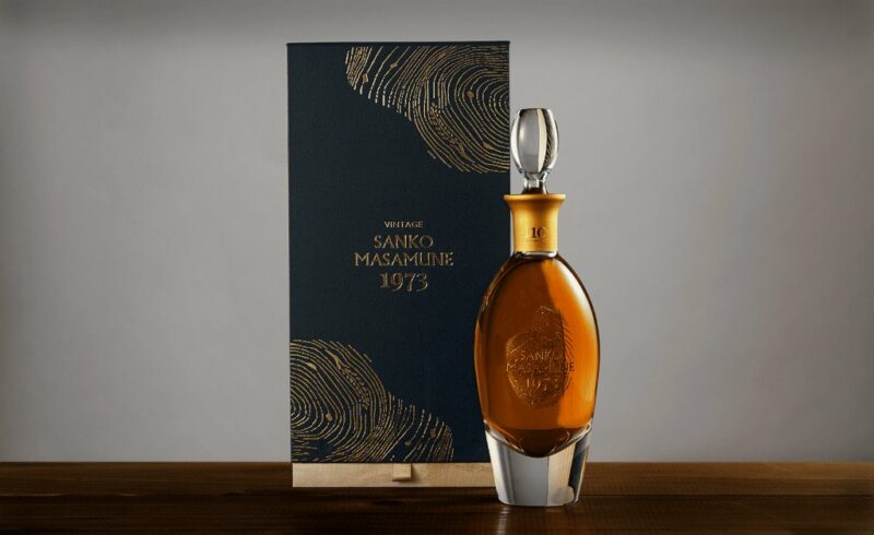 saké vieilli bouteille en cristal et boîte en bois, sur fond gris