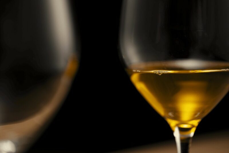 verre à vin rempli de saké vieilli doré