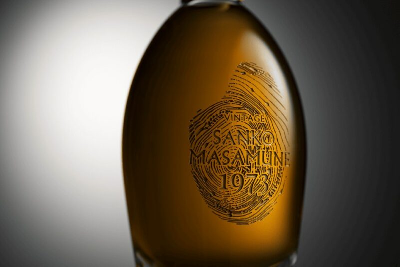 vue de près sur bouteille sanko masamune vintage saké vieilli