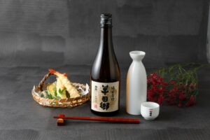 Bouteille de 720ml du saké handago karakuchi de la maison nakano en accord avec du tempura