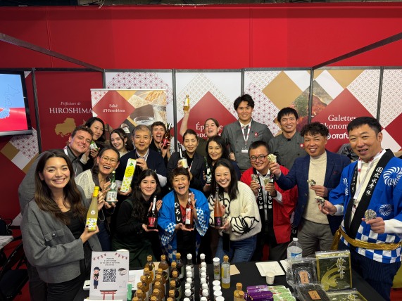 Photo de groupe avec les stafs du stand Hiroshima