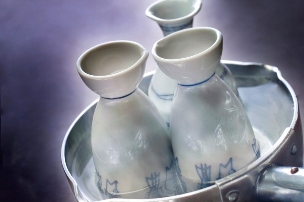 ochoko dans une casserole pour faire du saké chaud kanzake