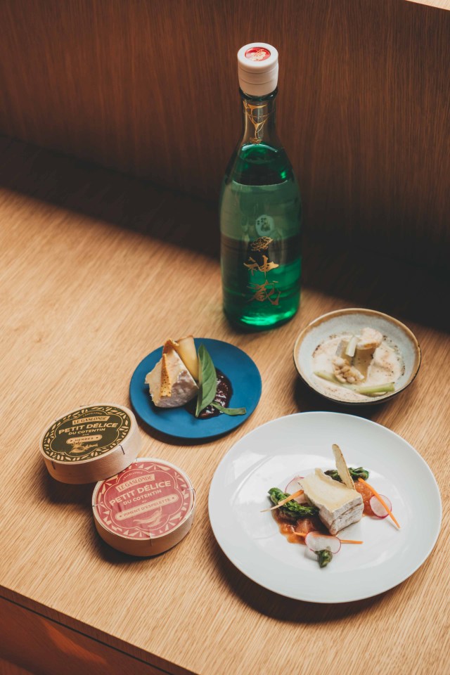 Bouteille de saké Junmai Muroka Genshu Kagura Clear en accord avec un plat et des ingrédients normands.