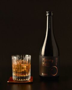Bouteille umeshu plumity black et verre rempli