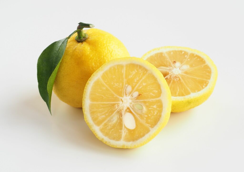 fruit yuzu coupé en deux