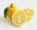 fruit yuzu coupé en deux