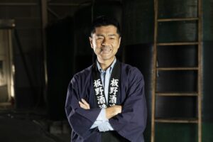 monsieur itano souriant